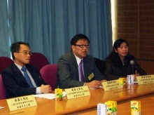 (From the right) Prof. Chan Lai Wan, Associate Dean (Education), Faculty of Engineering, The CUHK , Prof. Wong Kam Fai Associate Dean (External Affairs), Faculty of Engineering, The CUHK, Prof. Raymond So Associate Dean, Faculty of Business Administration, The CUHK are explaining the details of the new 4-year Double Degree Programme