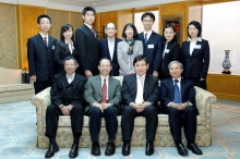 Mainland students thank Mr. Raymond Kwok for his and the Foundation’s generosity. 
(Front, from left) CUHK’s Director of Student Affairs Dr. Timothy Leung, Prof Billy So, Mr. Raymond Kwok and CUHK’s Prof. Liu Pak Wai; (Back, from left) Students Pan Hanjie, Jiang Caixia and Zhang Dongshan, SHKP Executive Director Michael Wong, CUHK’s Director of Admissions and Financial Aid Grace Chow, and students Li Li, Zhou Tianyi and Jiang Shanshan.