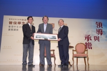 香港中文大學署理校長廖柏偉教授（右）與副校長兼逸夫書院院長程伯中教授（左）致送紀念品予曾俊華先生。
