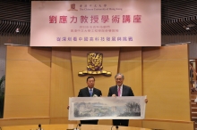 刘遵义校长（右）致送纪念品予刘应力教授