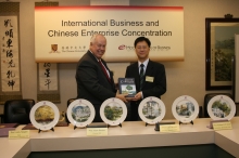 Programme Directors of the "International Business and Chinese Enterprise" concentration (IBCE), Prof. William R. Folks of University of South Carolina (USC) (left) and Prof. Gordon Cheung of CUHK exchanged souvenirs.