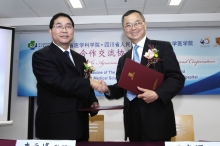 Professor Li Yuan-feng (left), President, Sichuan Academy of Medical Sciences & Sichuan Provincial People’s Hospital signs the Agreement of Academic Exchange and Cooperation with Professor T F Fok, Dean, Faculty of Medicine, CUHK