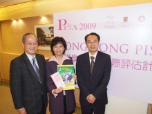 From left: Dr. Cheung Man-Biu, Principal, Tsung Tsin College, Prof. Ho Sui-Chu Esther, Director, HKPISA Centre, CUHK, and Mr. Tso Kai-Lok, Principal, Elegantia College (Sponsored by Education Convergence)