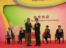 Mr Vincent Liu Ming-kwong (right), Deputy Director (Leisure Services) of the Leisure and Cultural Services Department presents the award to Prof. Fung Tung, Associate Pro-Vice-Chancellor, CUHK