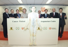 The officiating guests of the opening ceremony of the CUHK Cancer Patient Acupuncture Centre (from left): Professor Anthony T C Chan, Director, Sir Yue-Kong Pao Centre for Cancer; Professor T F Fok, JP, Dean, Faculty of Medicine, CUHK; Mr. Anthony T Y Wu, JP, Chairman, Hospital Authority; Mrs. Sally Lo, MBE, Chairman, Hong Kong Cancer Fund; Mr. David Fried, Group General Manager and Regional Head of Insurance, Asia Pacific of HSBC; Dr. Fung Hong, JP, Cluster Chief Executive (New Territories East), Hospital Authority; Mr. Jason Sadler, Managing Director, Insurance Business Hong Kong, HSBC Insurance (Asia) Ltd and Professor Tony S K Mok, Director, Cancer Patient Acupuncture Centre