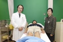 Mr. Lang Zhang, Acupuncturist, the Institute of Chinese Medicine, CUHK (left) and Dr. Caihong Wang, Acupuncturist, the College of Acupuncture-Moxibustion and Tuina, Shanghai University of Traditional Chinese Medicine (right)