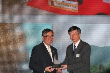 Mr. Joseph Lee, SBS, JP, Chairman of the Environmental Campaign Committee presents the silver award of the 2008 HKAEE Sectoral Awards under the category of Public Sector and Non-Government Organizations to Prof Fung Tung, Associate Pro-Vice-Chancellor, CUHK