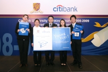 Students share their experience and present a souvenir to Mr. Weber Lo (middle)