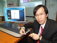 Professor Simon C H Yu of the Department of Diagnostic Radiology and Organ Imaging, Faculty of Medicine, CUHK, demonstrates the ‘Vascular Intervention Simulation System’