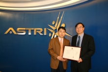 Professor Peter Yum Tak-shing (left), Dean of the Faculty of Engineering, presenting the appointment certificate of Honorary Professor to Dr. Cheung Nim-kwan