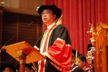 The Honourable Cheung Man-kwong delivering an address