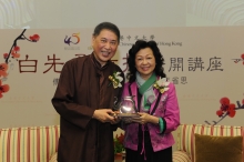 中大翻譯學榮休講座教授金聖華教授（右）致送紀念品予白先勇教授