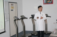 Prof. Leung Kwok-sui demonstrating the vibration platform