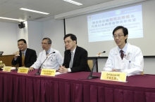 (左)香港紅十字會輸血服務中心副顧問醫生蔡偉超醫生、
中大醫學院兒科學系榮譽臨床教授李志光教授、
中大醫學院兒科學系系主任伍百祥教授及
中大醫學院兒科學系名譽臨床助理教授李偉生醫生