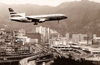 1975年9月2日，國泰首架洛歇超級三星式 (Lockheed L1011 TriStar) 客機在九龍城上空低飛，準備降落啓德機場。當天，前港督麥理浩爵士及多名社會賢達皆有出席在機場的新飛機抵港歡迎儀式。三星式飛機設有三台引擎：第一、二台引擎分別懸掛在飛機的左、右主翼下，而第三台引擎則安裝於尾翼前，適合中、短程航行用途。