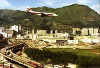 創立於1960年的泰國國際航空公司客機，正準備降落啓德機場跑道。