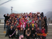 沈祖尧教授与中大学生探访四川省地震区北川县的擂鼓镇小学（2008年12月）