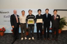 Mr Craig Mundie (1st left) presents the 2009 Microsoft Research Asia Fellowship to He Kaiming, PhD student from the Department of Information Engineering in CUHK (3rd right) and Hu Hao, PhD student from the Department of Computer Science and Engineering in the Hong Kong University of Science and Technology (3rd left). Also shown in the photo are: Dr Hon Hsiao-Wuen, Managing Director of Microsoft Research Asia (1st right) and two students' supervisors
