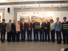 Prof. Ho Puay-peng, Director, School of Architecture, CUHK (1st left); Prof. Paul Lee, Dean, Faculty of Social Science, CUHK (2nd left); Prof. Kenneth Young, Pro-Vice-Chancellor, CUHK (5th left); Dr Tim Curtis, Head of Culture Unit, UNESCO Bangkok (6th left); Prof. Edward Ng, Professor, School of Architecture, CUHK (6th right); Mr. Mu Jun, Ph.D student, School of Architecture, CUHK (5th right); Sir David Akers-Jones, Honorary Chairman, Wu Zhi Qiao (Bridge to China) Charitable Foundation (4th right); Miss Leonie Ki, Honorary Secretary, Wu Zhi Qiao (Bridge to China) Charitable Foundation (3rd right); and two donor representatives (1st and 2nd right) posing for a group photo with other guests