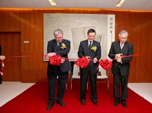 （左起）中大大学图书馆馆长施达理博士、北山堂基金主席利乾先生，以及中大校长刘遵义教授主持展览开幕仪式