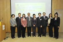 台湾慈济医院心莲病房主任王英伟医师（左二）、香港中文大学那打素护理学院陈叶咏娴教授（左三）、香港中文大学医学院院长霍泰辉教授（左四）、香港医院管理局联网服务总监张伟麟医生（右四）、香港中文大学医学院副院长（外务）陈德章教授（右三）、香港大学行为健康教研中心教学顾问田芳女士（右二），连同李嘉诚基金会多位代表出席开幕典礼