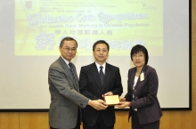 Professor T F Fok (left) and a Li Ka Shing Foundation representative (right) present a souvenir to Professor Ying-wei Wang