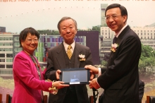 Dr. Vincent Cheng presents Professor and Mrs. Kao a digital photo frame, which contains many of their precious moments at CUHK