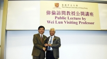 Prof. Paul Lee Siu-nam (right), CUHK Dean of Social Science, presents a souvenir to Prof. Xie Yu