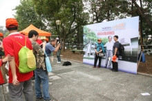 Walkers take pictures at Professor Kao’s panel at the finish point