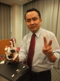 Prof. Liu Yunhui and his invention,
web robotic hand