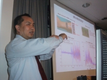 Prof. Liu Yunhui explains the mechanism of the surface electromyography sensor