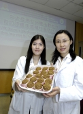 Dr Mandy Man Mei SEA, Center Manager (left) and Ms Bernice Ho Ki CHEUNG, Registered Dietician of the Centre for Nutritional Studies, Faculty of Medicine, CUHK show the handmade high-fiber oat bran cake