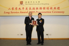 Prof. Lawrence J. Lau presents a certificate and a trophy to Mr. Luk Yiu-wing, recipient of 35-year Long Service Award