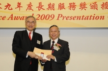 Prof. Lawrence J. Lau presents a certificate and a gold lapel pin to Prof. Kwan Hoi-shan, recipient of 25-year Long Service Award