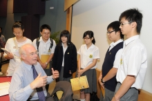 Sir Martin meets with more than a hundred tertiary and secondary school students to share his experiences