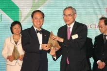 香港中文大學校長劉遵義教授獲行政長官曾蔭權先生頒授「2009香港環保卓越計劃」界別卓越獎金獎（相片由環境保護運動委員會提供）