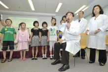 Prof. Dennis Shun Chiu LAM, Chairman, Department of Ophthalmology and Visual Sciences, CUHK and children share their experiences before and after the acupuncture treatment