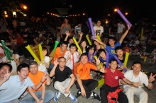 Over 800 CUHK teachers, students and alumni gather at the University Mall to watch live broadcast of the World Cup final between Spain and the Netherlands with the Vice-Chancellor Prof. Joseph Sung