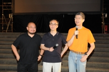 （左起）中大政治與行政學系高級導師蔡子強、港大社會學系教授呂大樂和中大政治與行政學系副教授馬嶽在現場評述賽事，分析形勢