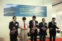 五位主禮嘉賓進行剪綵儀式，分別為：（左起）中大中國考古藝術研究中心主任鄧聰教授、中國社會科學院考古研究所所長王巍教授、中大校長沈祖堯教授、衛奕信勳爵文物信託理事會主席李焯芬教授，以及中大中國文化研究所署理所長兼文物館館長林業強教授