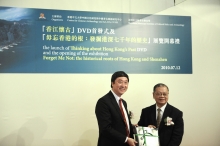 Prof. Joseph Sung presents a souvenir to Prof. Lee Chack Fan