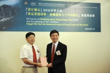 Prof. Joseph Sung presents a souvenir to Prof. Wang Wei