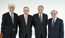 （左起）全球經濟及金融研究所傑出研究員任志剛教授、前校長、藍饒富暨藍凱麗經濟學講座教授劉遵義教授、成思危教授，以及全球經濟及金融研究所所長廖柏偉教授