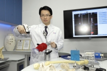 Dr. Kwok Chuen WONG, Clinical Assistant Professor (honorary), Department of Orthopaedics and Traumatology, CUHK demonstrating the Computer Assisted Orthopaedics system