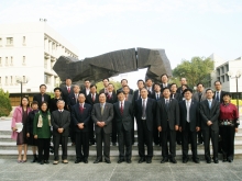 Professor Kenneth Young (6 from right, front row), Professor Zhang Junsheng (7 from right, front row), Professor Yang Wei (5 from right, front row) and representatives of the two universities.