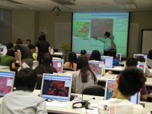 同学在工作坊学习应用卫星数据及图像处理软件进行独立专题探究