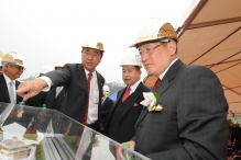 Professor Sung shows the model of the building to Dr York Chow and Dr David Li