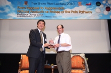 Prof. Joseph Sung, Vice-Chancellor of CUHK presents a souvenir to Prof. David Julius, The Shaw Laureate in Life Science and Medicine 2010