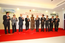 Officiating guests unveil a bust of Dr Henry Fok. 
(From left) Professor Joseph J.Y. Sung, Vice-Chancellor of CUHK;
Mr Benjamin Fok Chun-yue, Mr Ian Fok Chun-wan and The Honourable Timothy Fok Tsun-ting, Directors of the Fok Ying Tung Foundation;
Dr the Honourable Tung Chee Hwa, Vice-Chairman of the National Committee of the Chinese People’s Political Consultative Conference; 
Mr Li Gang, Deputy Director of the Liaison Office of the Central People’s Government in the HKSAR; 
Mr Lu Xinhua, Commissioner of the Ministry of Foreign Affairs of the People’s Republic of China in the HKSAR; 
Professor Guo Huadong, Director-General of Center for Earth Observation and Digital Earth, Chinese Academy of Sciences; and
Prof. Lin Hui, Director of ISEIS