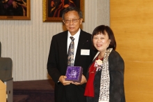 Prof. Hsiung Ping-chen presents a souvenir to Prof. Leo Lee